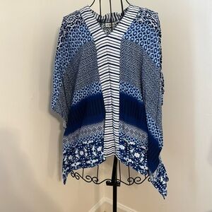EUC Cato v neck ‘butterfly’ tunic with varied blue/white/black print size Medium